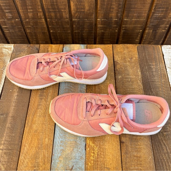 New Balance 220 Pink Shoes - Picture 4 of 16